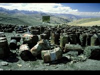 2003-L-Anr-Tanglanla-01  Zivilisation | Aber auch in 5260 m Höhe lässt der Zivilisationsmüll nicht lange auf sich warten. Hier liegen leere Teerfässer.