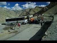 2003-L-Anreise-48-Lachalung  Engpaß | Eine Panne in der Serpentinenkurve lässt die Fahrt zum Abenteuer werden.