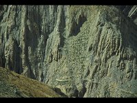 2003-L-Anreise-49-Lachalung  Pfad |  Eine alter Karawanenweg schlängelt sich am gegenüberliegenden Berghang entlang. Allein durch den Anblick sind die eigenen Strapazen zumindest halbiert.