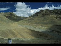2003-L-Anreise-52-Lachalung  Landschaft | Erst einmal im Hochgebirge öffnet sich die Landschaft wieder. Durch den schnellen Aufstieg sind die Reisenden noch nicht aklimatisiert und können die überwältigende Natur nur nach Luft "japsend" genießen.
