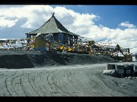 2003-L-Anreise-70-Taglangla  Taglangla | In 5260 m Höhe wehen buddhistische Gebetsfahnen in Eintracht neben dem kleinen Hindutempel in eisiger Bergluft.