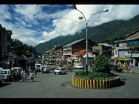 2003-L-Manali-07-Strasse  Manali | In 2000 m Höhe beliebtes Sommerreiseziel der Inder und Ausgangsort der Busfahrt nach Leh