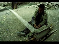 2003-L-I-Phanjila-02  Phanjila  Hier werden in mühsamer Handarbeit die Fäden des zu webenden Stoffes verlängert.