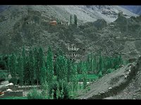 2003-L-I-Wanla-02  Wanla  Kleiner verschlafener Ort zu Beginn der Wanderung. Auf dem Hügel steht ein kleines Kloster.