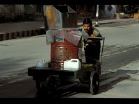 2003-L-Leh-Karren-01  Karren  Auf diesen dreirädrigen Karren wird alles Transportiert. Hier 200 L Trinkwasser.