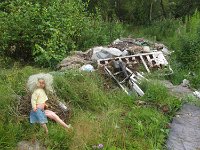 1513-muellhaufen-mit-puppe