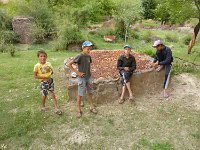 P1030102  im Vanch Tal | Aprikosen werden auf Steinen getrocknet