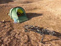 P1040934  ... endlich steht das Zelt im Sturm ...