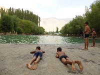 P1030235  kühles Bad bei 35 Grad | aber nur für die Jungen