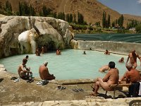 P1030591  heiße Quelle in Gharam Chasma | hier Männerbadezeit, nach zwei Stunden wird gewechselt