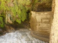 P1030869  hinterm Beton liegt das heiße Bad