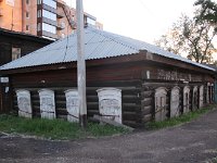 aa-307-versinkendes-Holzhaus  Die alten Holzhäuser ohne Fundament versinken langsam im Moorboden