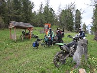 03-038-IMG 7028  Am Paß (1645 m) und Plötzlich kommt eine Motocross Gruppe vorbei