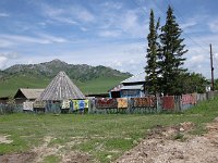 05-049-Teppiche-trocknen-IMG 7579  Am rechten Bildrand die "Straße" in die Berge ...
