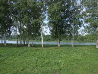 07-011-im-Dorf-am-Fluss-IMG 8001  in einem Dorf | mit Sitzbänken vor der Bija | Traumhafter Platz