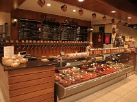 07-065-IMG 8096  Bier und Fisch im Supermarkt | das Bier wird in Plastikflaschen abgefüllt