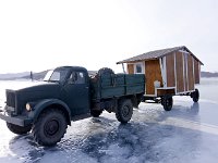 MG 5062  Das Eis ist zwischen einem und anderthalb Meter dick und hält auch große LKW aus.