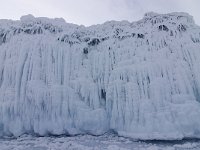 MG 5074  Insel Khibin, mit Eis überzogen. Der Spalt unten ist die Absenkung des Seeniveaus durch Abfluß im Winter.